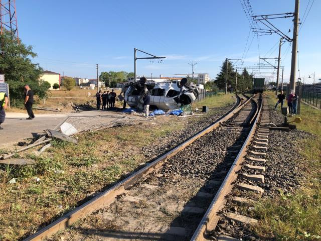 Yük treni, içi yolcu dolu servis minibüsünü biçti! İşte 6 kişinin öldüğü kaza anı - Resim : 1