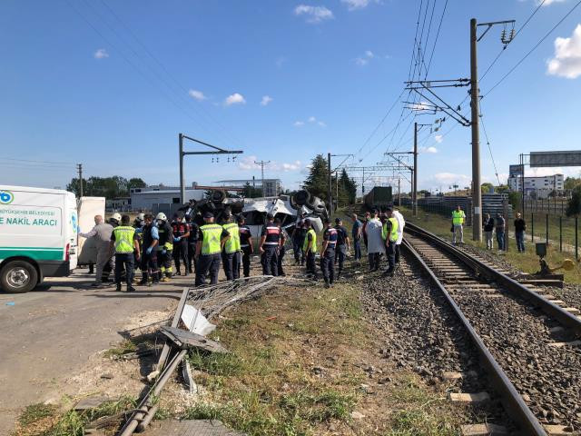Yük treni, içi yolcu dolu servis minibüsünü biçti! İşte 6 kişinin öldüğü kaza anı - Resim : 2