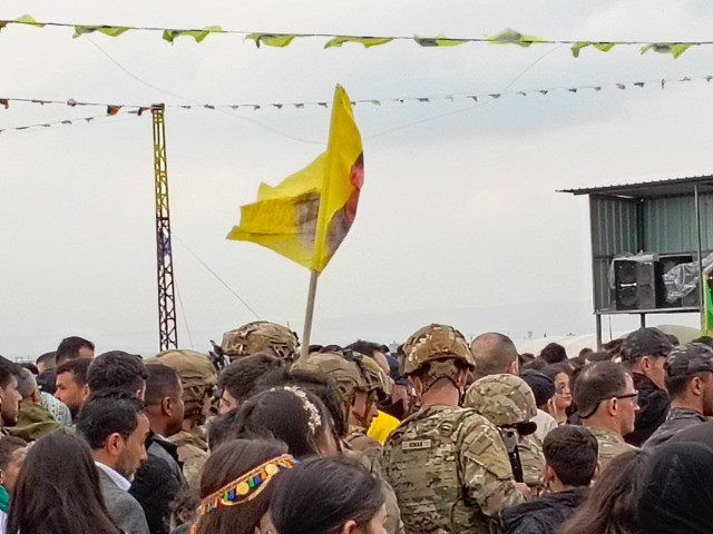 ABD askerleri ile terör örgütü PKK paçavraları aynı karede! Kutlamalara onlar da katıldı - Resim : 4