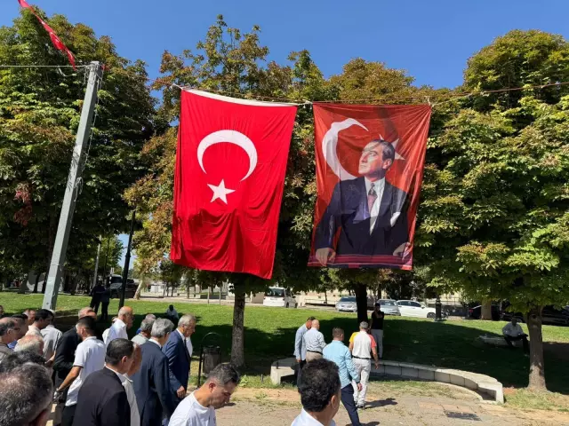 30 Ağustos kutlamalarında Haniye posteri krizi! Halk müdahale edip indirdi - Resim : 2