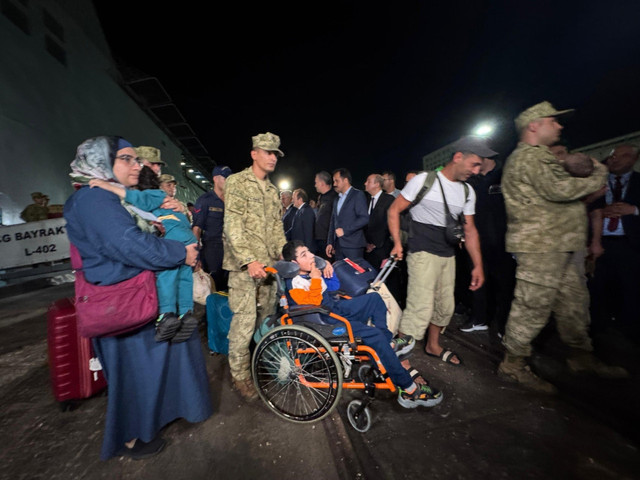 Lübnan'dan tahliye operasyonu: Deniz Kuvvetlerine ait ilk gemi Mersin'e ulaştı - Resim : 3