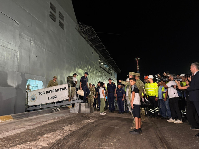 Lübnan'dan tahliye operasyonu: Deniz Kuvvetlerine ait ilk gemi Mersin'e ulaştı - Resim : 4