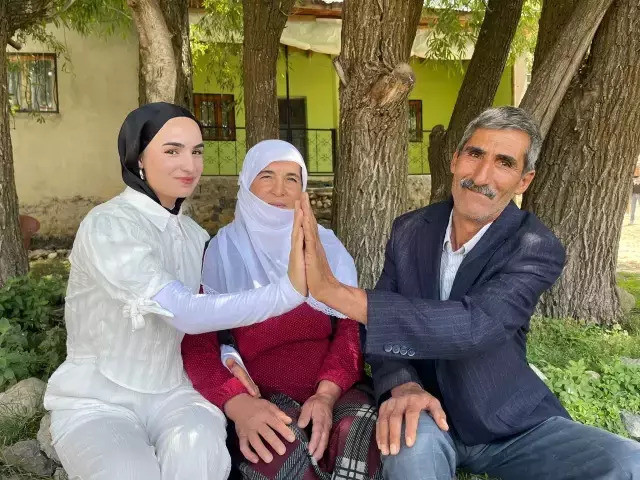 Babasının çiçekle karşıladığı Çimen, YKS'de gururlandırdı - Resim : 1