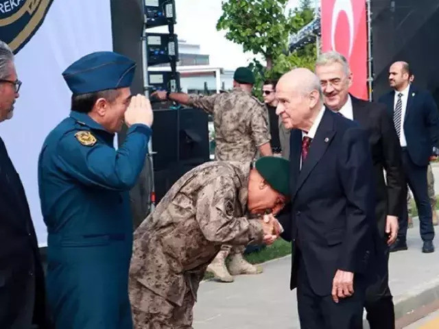 İşte Bahçeli'nin elini öpen ismin yeni görevi! - Resim : 1