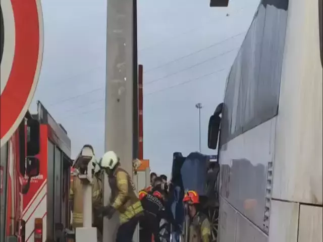 İstanbul'da korkunç kaza! Gişeye girmek isteyen araca otobüs çarptı - Resim : 2