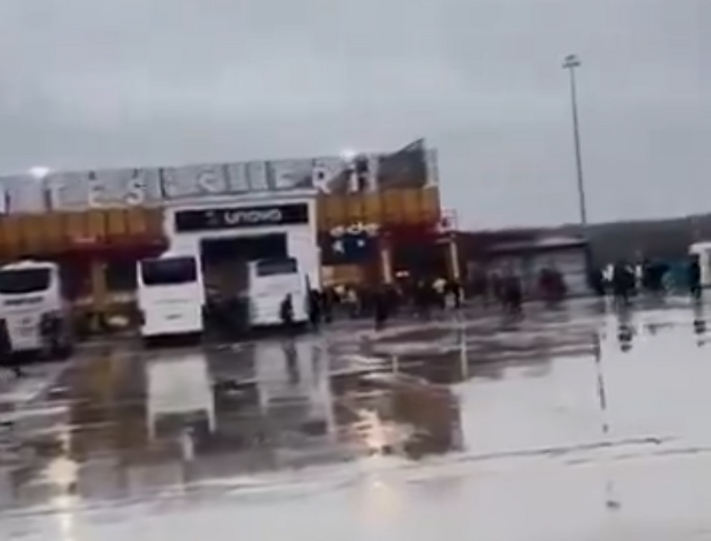 Aynı tesis farklı kişiler... Taraftar grupları birbirine girdi! - Resim : 1