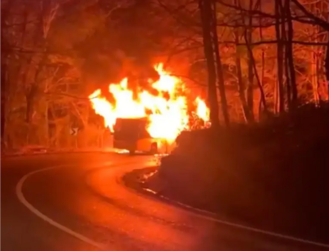 İETT otobüsünde yangın çıktı, patlamalar yaşandı - Resim : 1