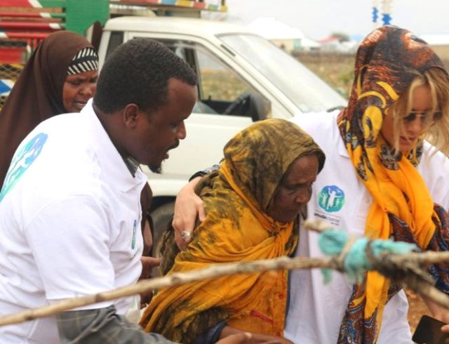 Tesettüre giren ünlü oyuncu, 11 su kuyusu daha açtırdı! - Resim : 3