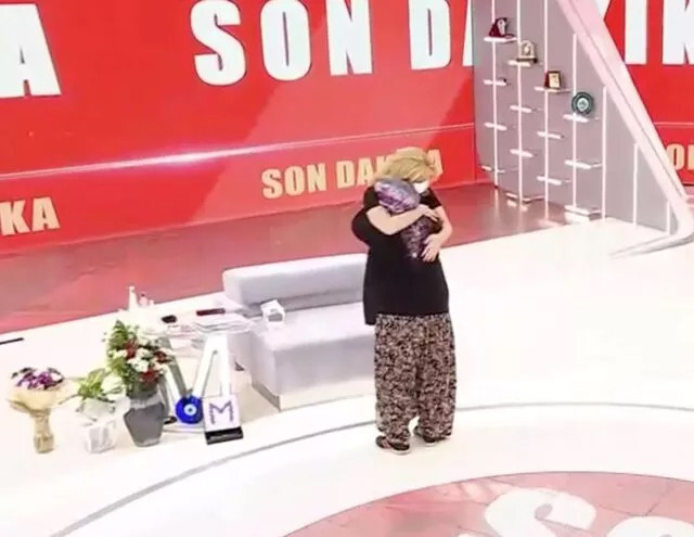 Müge Anlı canlı yayınında sarılma şoku! Maske düşünce söylediği olay oldu! - Resim : 1