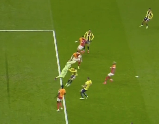 Galatasaray-Fenerbahçe derbisinde gol sesi geldi ancak hakem Vincic iptal etti! İşte o pozisyon - Resim : 2