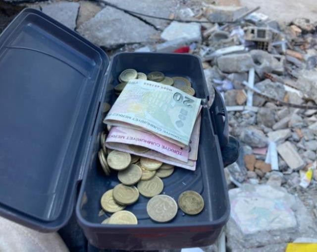 Enkazda bulunan kumbaradan çok acıklı bir hikaye çıktı! - Resim : 1