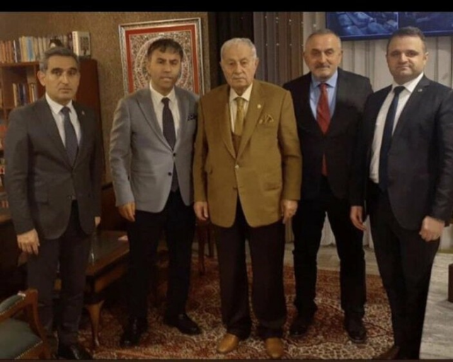 Kılıçdaroğlu'nun seccadeye bastığı karedeki isim konuştu: Antika kilim gibi düşündüm - Resim : 2