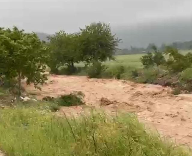 Geçen yıl o bölgede 4 öğretmen ölmüştü... Yola yine kaya düştü - Resim : 1