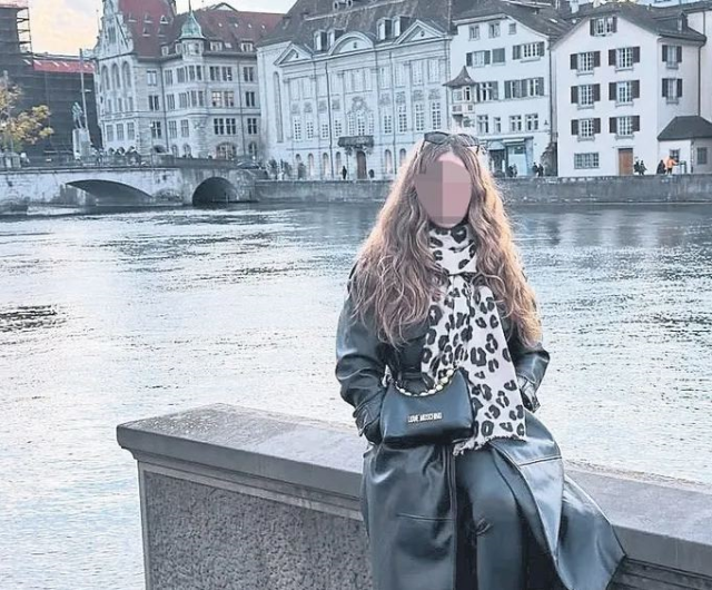 Özkan Yalım, birlikte basıldığı genç kadına açılış sunumunu yaptırmış - Resim : 1