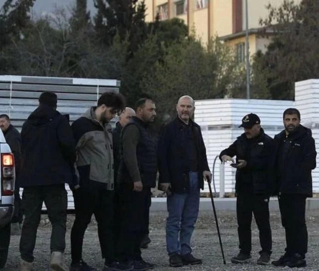 Süleyman Soylu rahatsızlığı sonrası ilk kez görüntülendi! Elinde bastonla yürüdü… - Resim : 2
