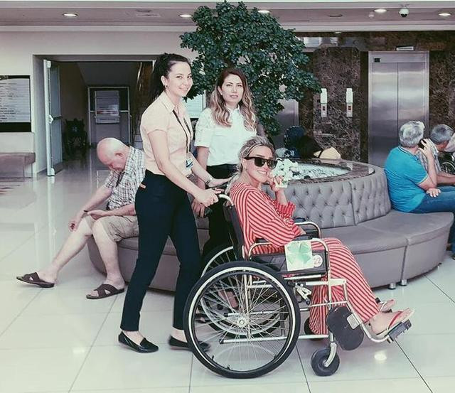 Ünlü sunucu hamile! Anne olmak için yürüyemeyecek! - Resim : 1