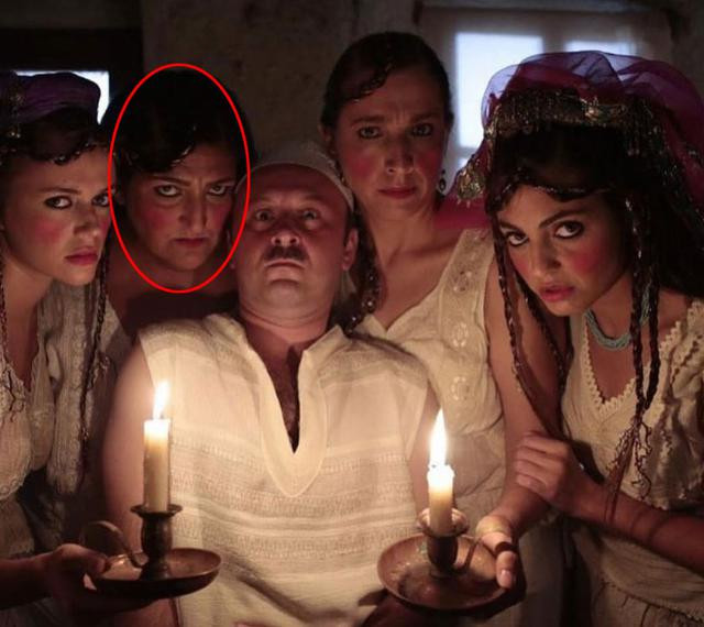 Ünlü oyuncu cep telefonu çalarken yakalandı! - Resim : 1