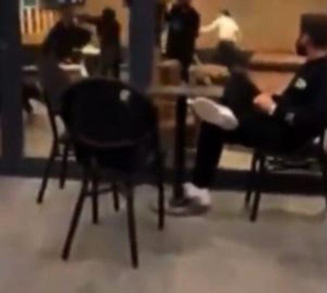 Bacak bacak üstüne atıp kavga izleyince gündem oldu! Masa ve sandalyeler havada uçuştu… - Resim : 1