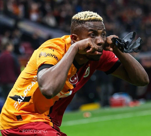 Victor Osimhen'in gol sevinci olay oldu! Önce öptü sonra ağladı... - Resim : 4