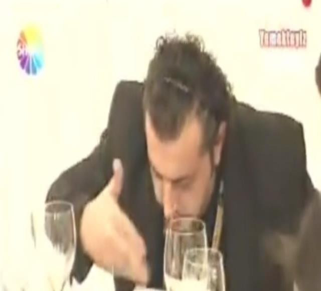 MasterChef Mehmet Yalçınkaya'nın olay görüntüleri! Yıllar önce Yemekteyiz'de yarışmış - Resim : 2