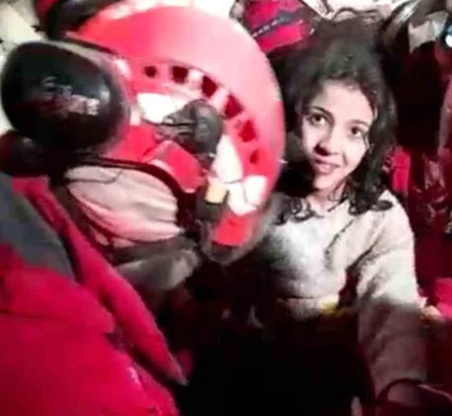 Enkaz altındaki 46. saatin ardından hayata böyle gülümsedi - Resim : 1