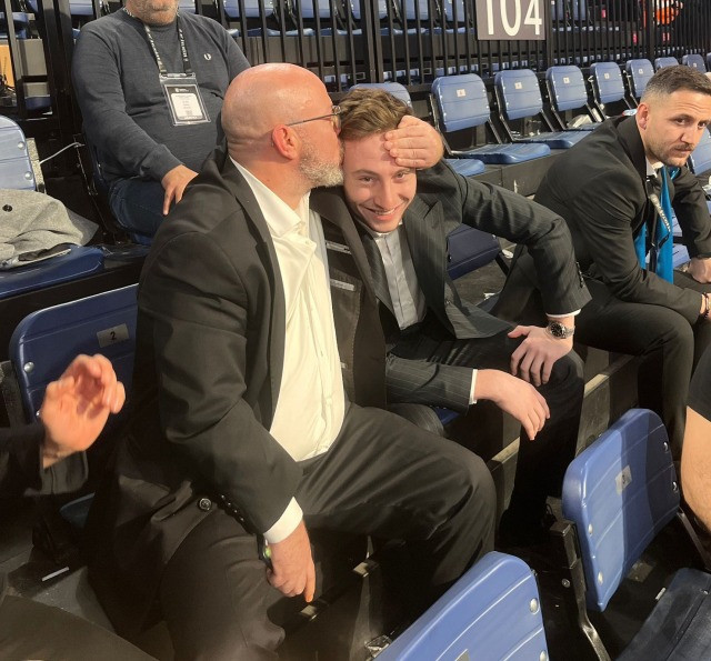 Seçime damga vuran olay: Beşiktaşlı yönetici, herkesin gözünün önünde oğlunu tokatladı - Resim : 1