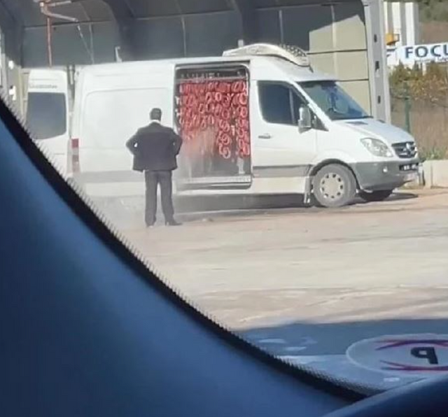 Benzinlikte sucuk banyosuna gözaltı - Resim : 2