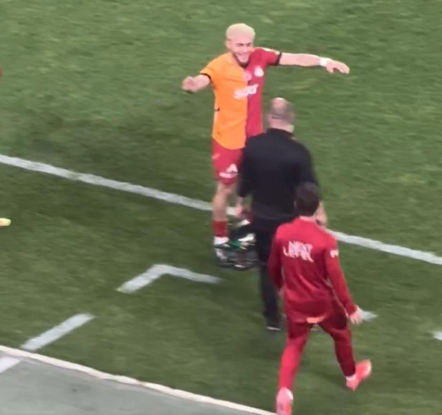 Galatasaray golünde çok ilginç detay! Yedek kulübesinden fırladı ve... - Resim : 1