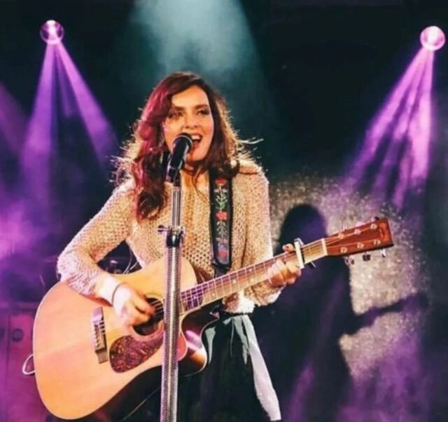 Canlı yayında açık artırma yaptı! 'Politik konulardan uzak durmaya çalışıyorum' - Resim : 1