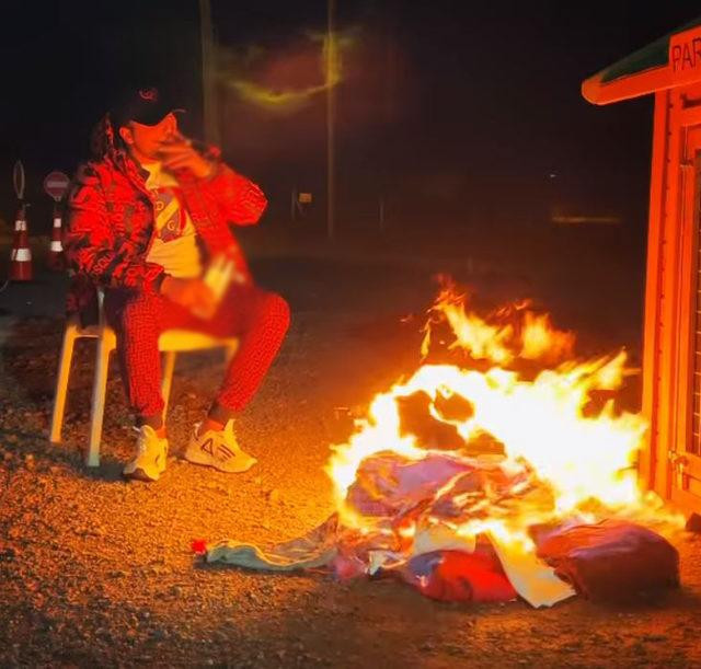 Gökhan Göz, Fatoş Yelliler’e ait ne varsa sokakta yaktı! - Resim : 1