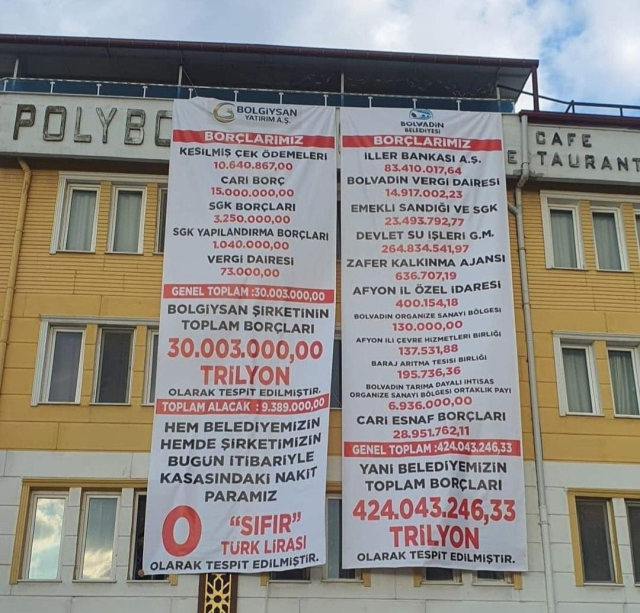 Cumhur İttifakında kriz çıkartacak afiş! Yeni başkan borçları belediye binasına astı - Resim : 1