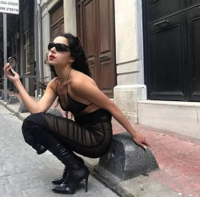 Manken Melisa Aydınalp'in yarı çıplak protestosuna 'hayasız' kararı! Cezası belli oldu - Resim : 6