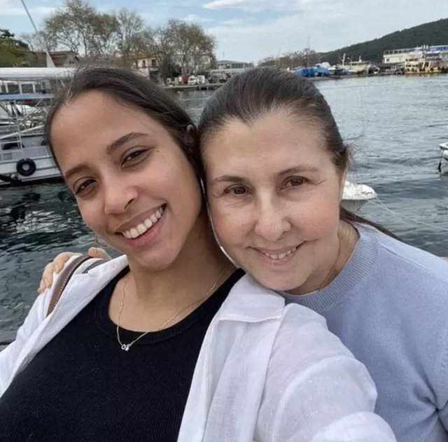 Ünlü sanatçı Nilüfer ile Reha Muhtar'ın kızı Ayşe güzelliğiyle büyüledi! Resmen genç kız olmuş… - Resim : 1