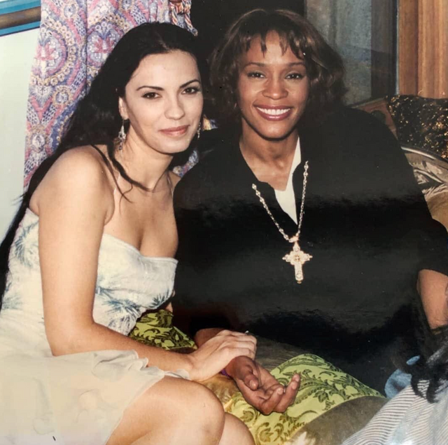 Yeşim Salkım ve Whitney Houston arkadaş çıktı: "Benim gibi aşktan yaktı kendini" - Resim : 1