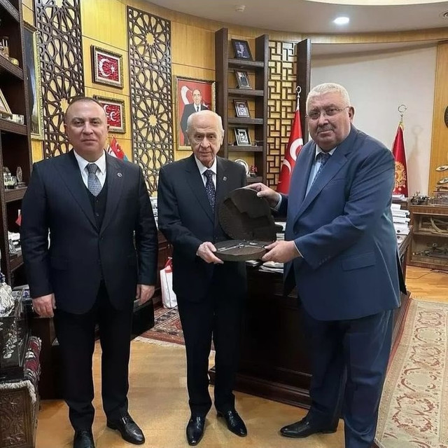 MHP’li Yönter bu fotoğrafı neden paylaştı? Silahın bir mesajı var mı? - Resim : 1