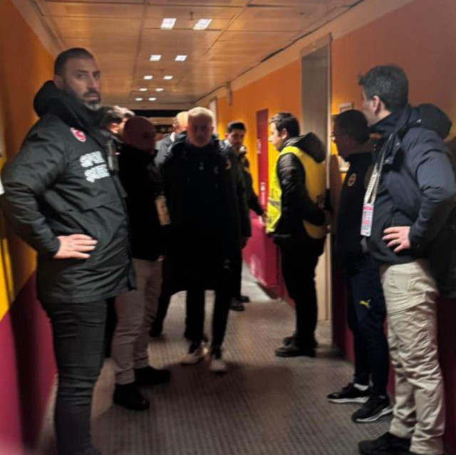 Derbi bitti, Mourinho soluğu hakemin odasında aldı! Son düdük çalar çalmaz... - Resim : 2