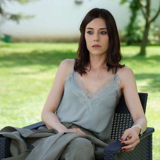 Sadakatsiz'in yıldızları aşk mı yaşıyor! Güzel oyuncu Cansu Dere'den bomba yanıt - Resim : 4