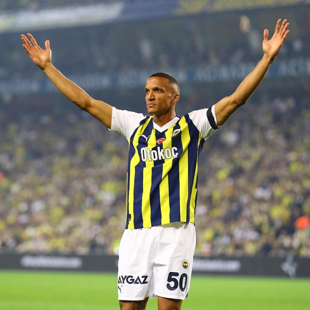 Fenerbahçe'nin yıldızından şok ayrılık! Avrupa'dan çifte teklif - Resim : 2