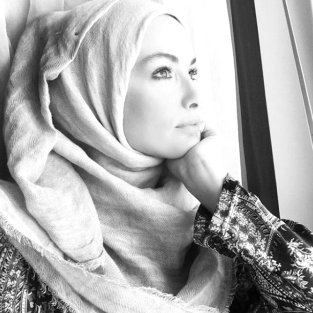 Ünlü oyuncu ilk kez tesettürle görüntülendi! - Resim : 2