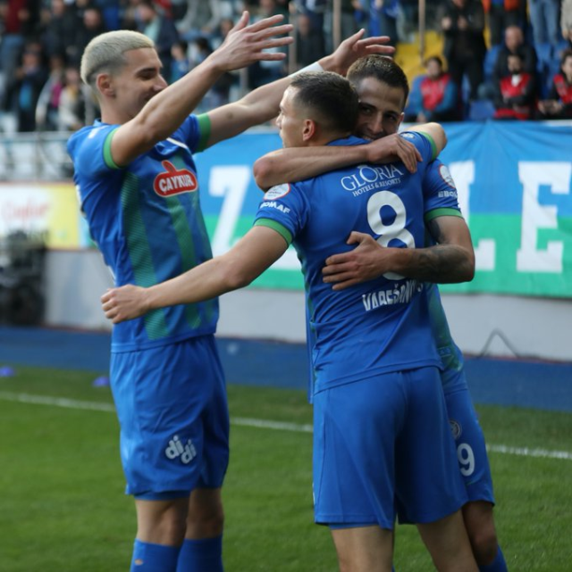 5 gollü nefes kesen maç! İstanbul ekibi son dakikalarda yıkıldı - Resim : 1