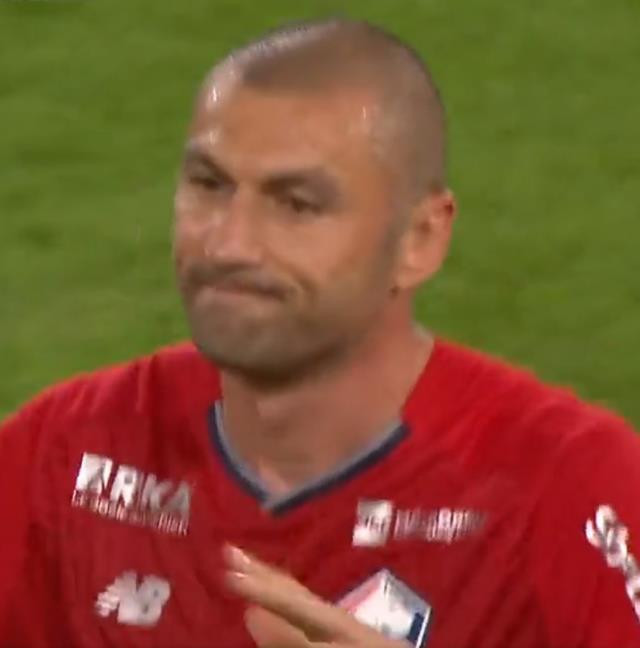 Tabelada numarası yandı, stat ayağa kalktı! Burak Yılmaz kafasına vura vura oyundan çıktı - Resim : 1