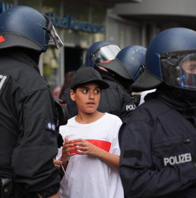 Berlin Polisi, Türk taraftarları durdurdu! Müdahale geldi... - Resim : 1