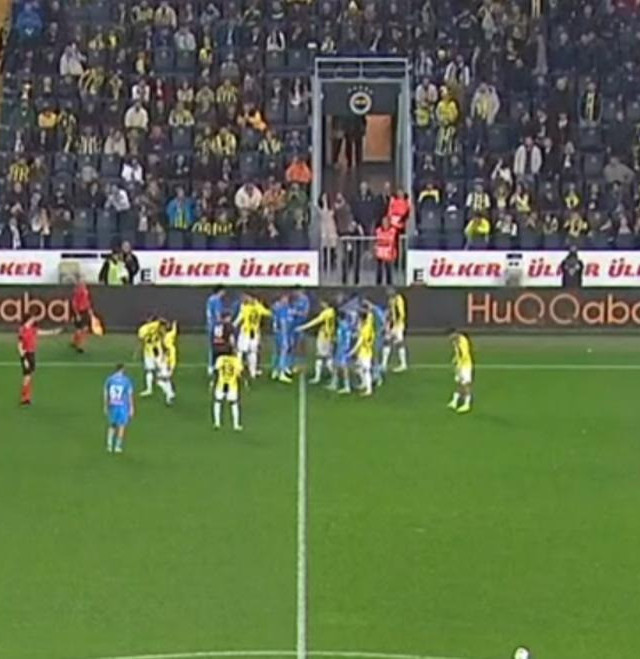 Fenerbahçe - Zenit maçında gergin anlar! Kadıköy'de saha içi bir anda karıştı - Resim : 2
