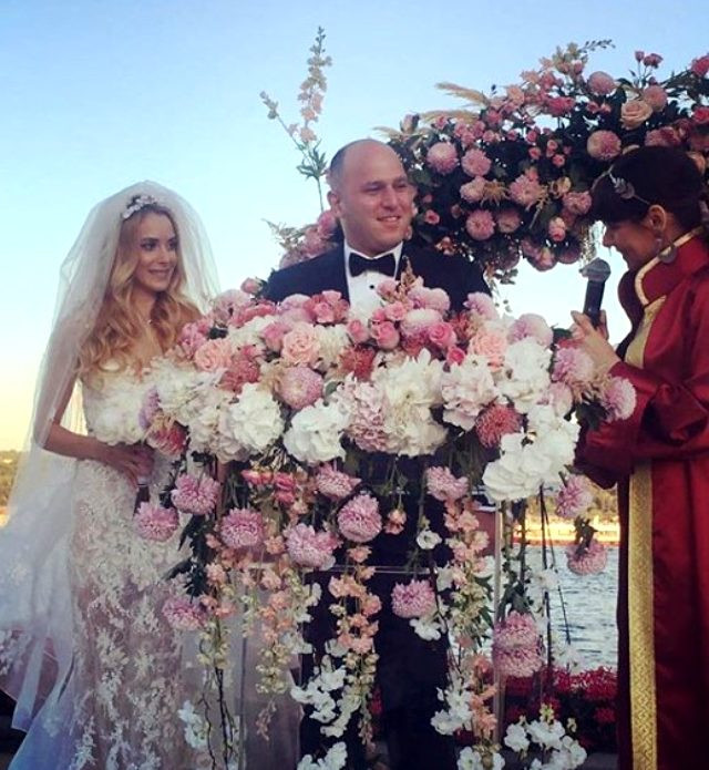 Turgay Ciner'e oyuncu gelin! Atilla Ciner ile Gözde Türkpençe evlendi! - Resim : 1