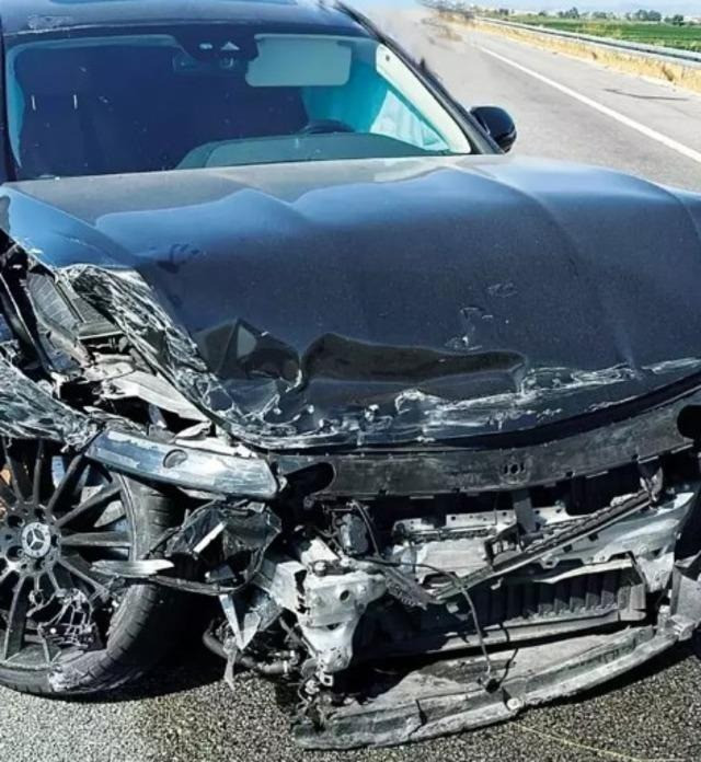 Bodrum dönüşü feci kaza! Tolgahan Sayışman'ın 11 milyonluk aracı hurdaya döndü! - Resim : 1
