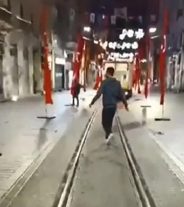 İstiklal'de bayrakları kırıp üzerlerine bastı! Neyse ki müdahale eden bir genç çıktı - Resim : 1