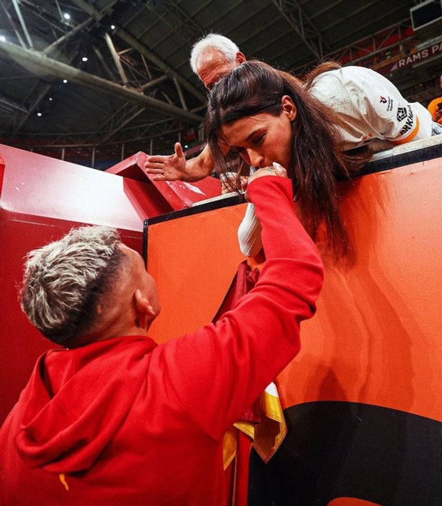 Oyuncu Devrim Özkan, Beşiktaş maçı öncesi Galatasaray'ın yıldızı Torreira'nın elini öptü - Resim : 1