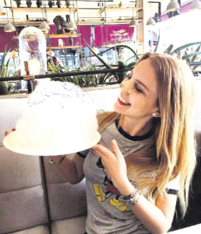 Merdivenlerden düşen ünlü oyuncu tanınmaz halde! - Resim : 1