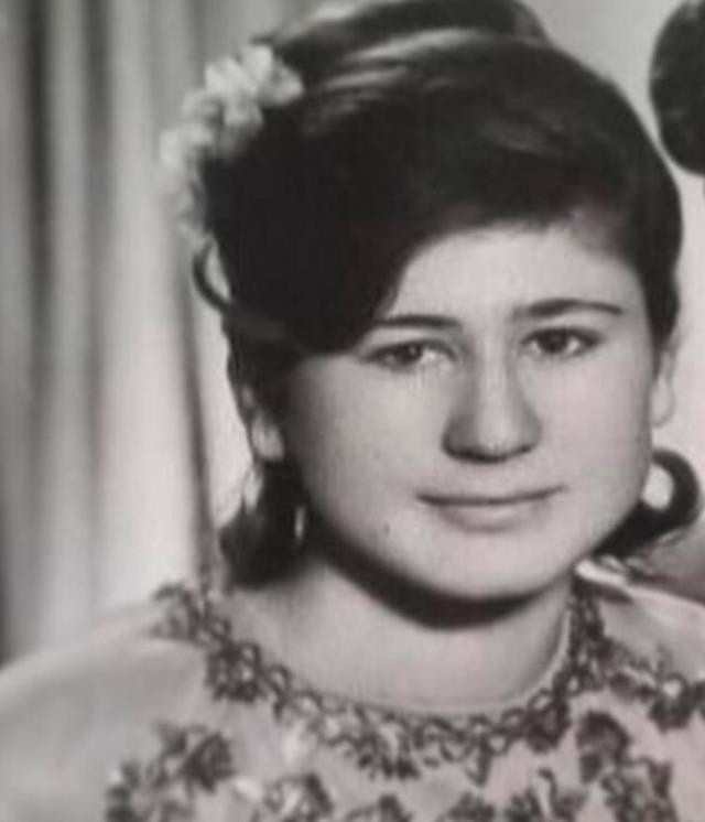 Ünlü oyuncu İclal Aydın'ın acı günü! Annesini kaybetti - Resim : 1