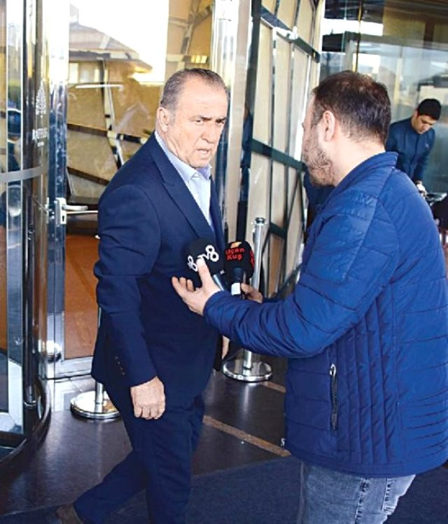 Yaşadığı acıya dayanamadı! Akbağ, taziyeleri kabul ederken fenalaştı - Resim : 2